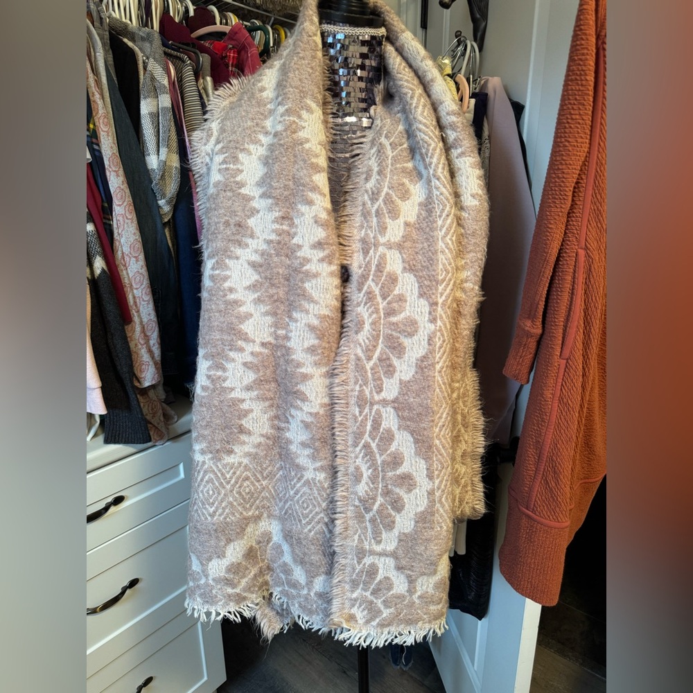 5/$25 Elegant Tan and White Zara scarf throw shawl wrap